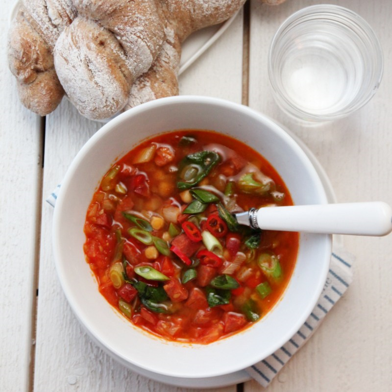 Spansk suppe med chorizo, kikerter og chili